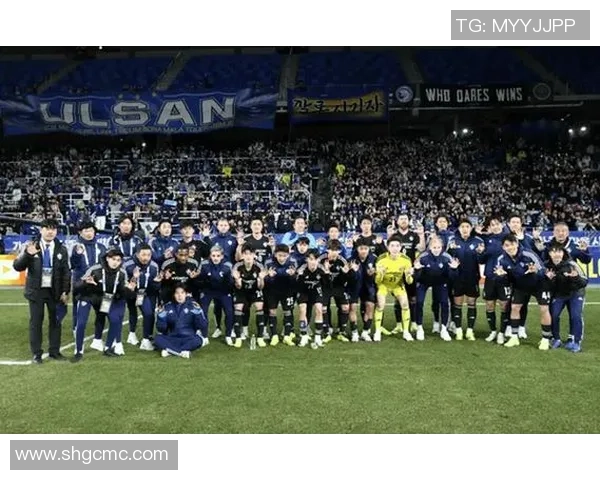 球星同框合影展现足球风采 激烈赛场背后的友谊与荣耀