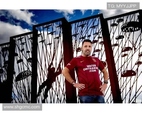 足球巨星穿军装现身引关注 震撼全球球迷的背后故事揭秘