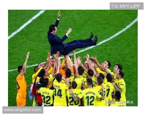 足球明星激情时刻：握拳庆祝彰显斗志与胜利的力量