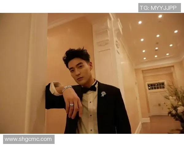 足球明星帅气登场展现独特魅力与光芒照亮全场成焦点